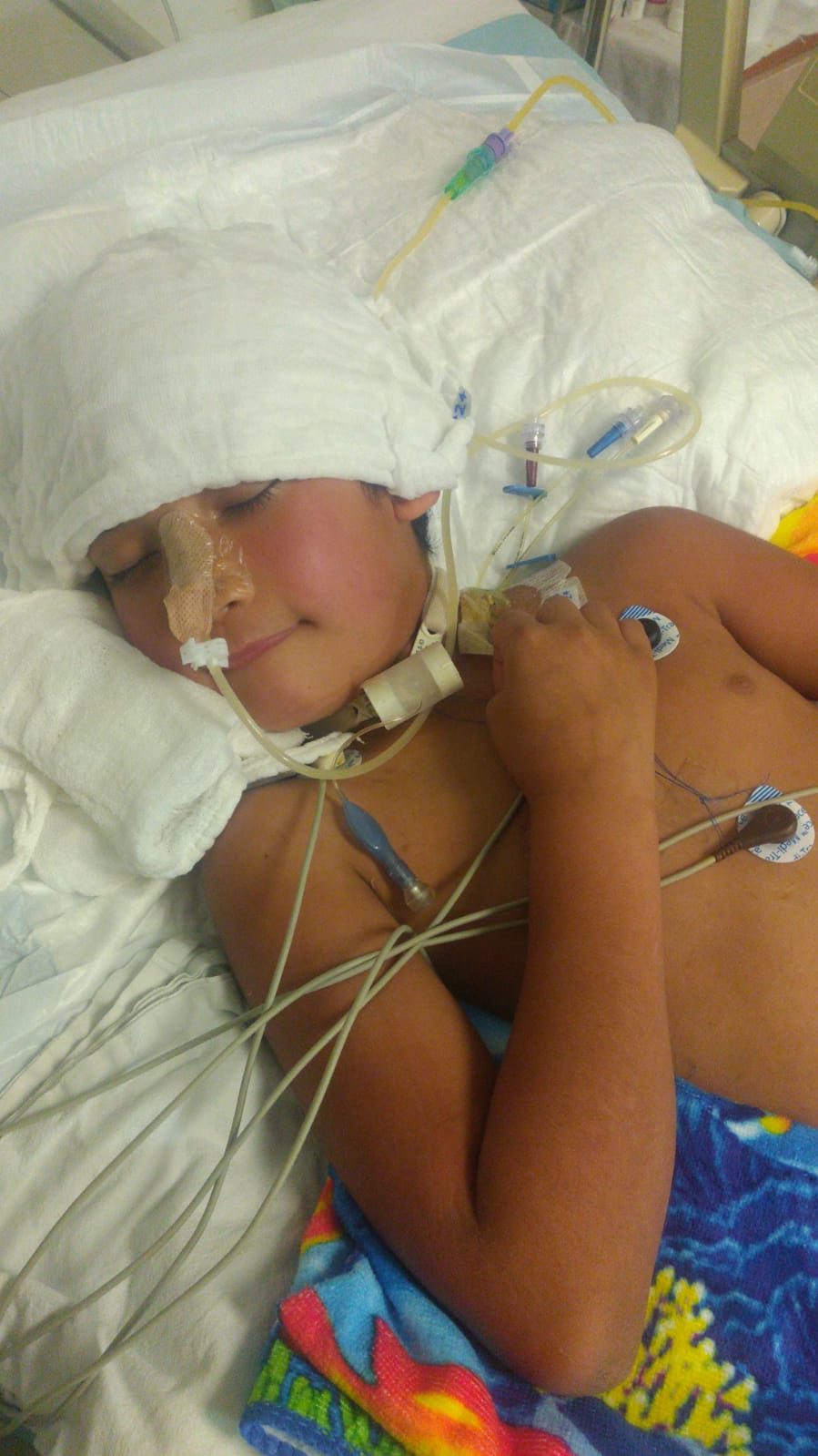 Piden oración por niño