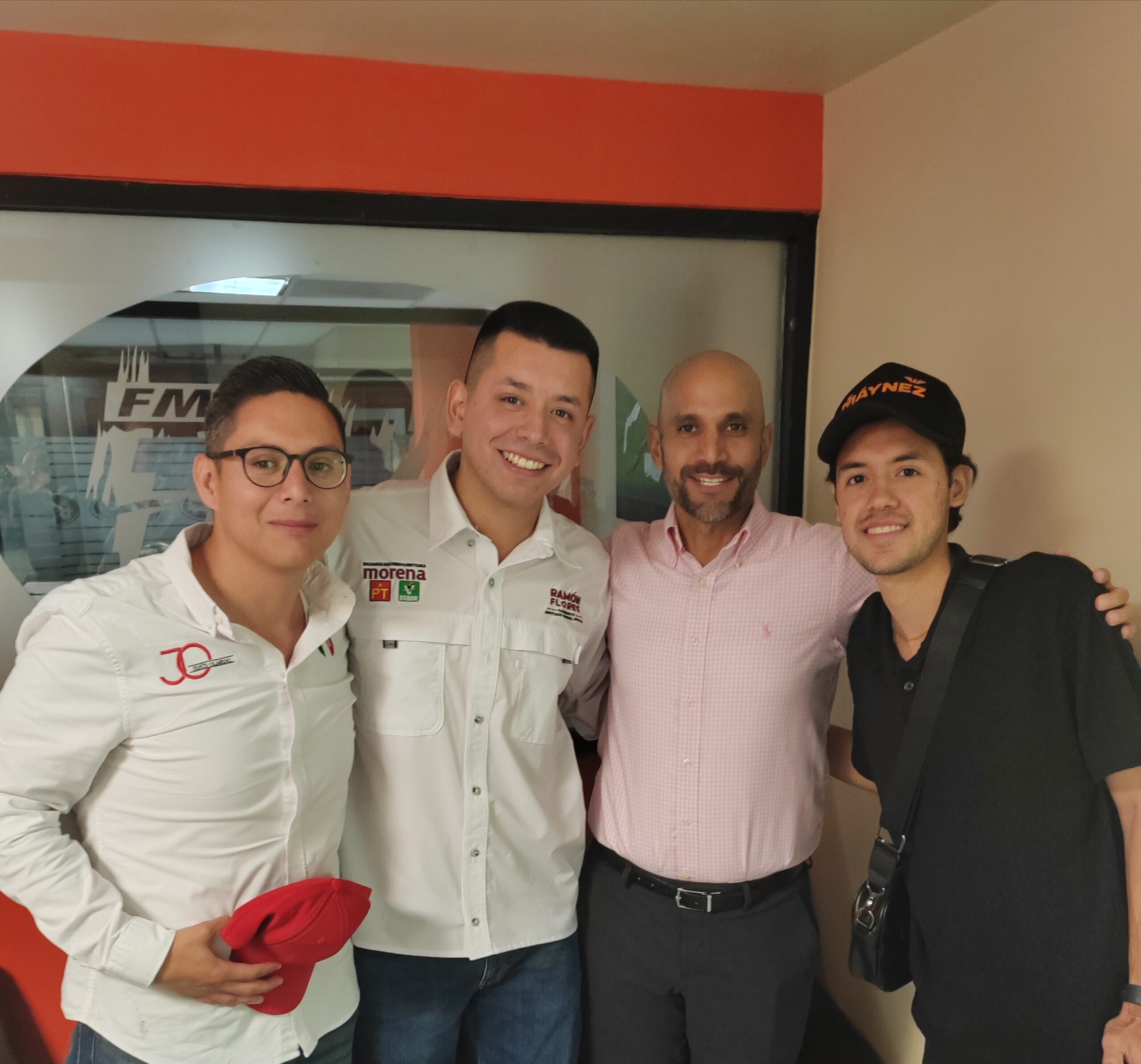 Jóvenes debaten en FM105