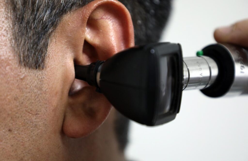 Evitar inmersión en albercas y no usar objetos para rascarse, previene infecciones en los oídos: IMSS 1 IMSS