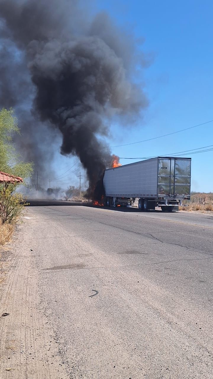 En el Valle de Guaymas se incendia tracto camión