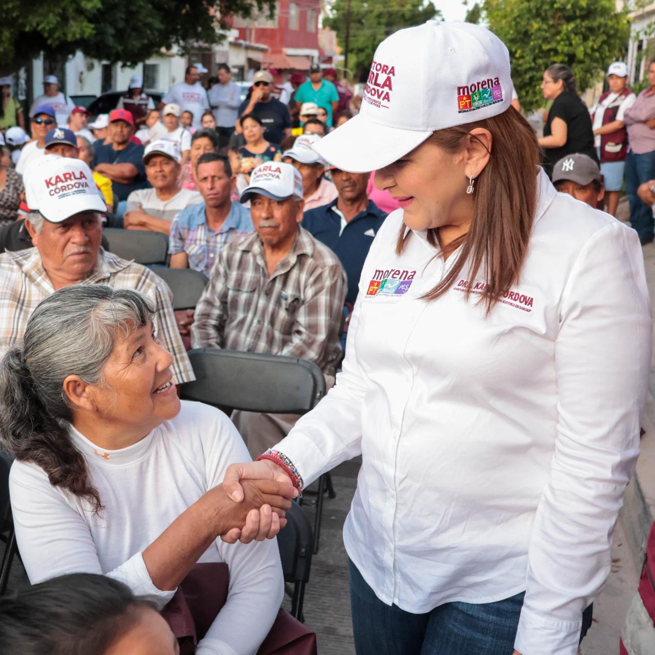 Continúa la candidata a la presidencia municipal la doctora Karla Córdova González visitando las colonias de Guaymas