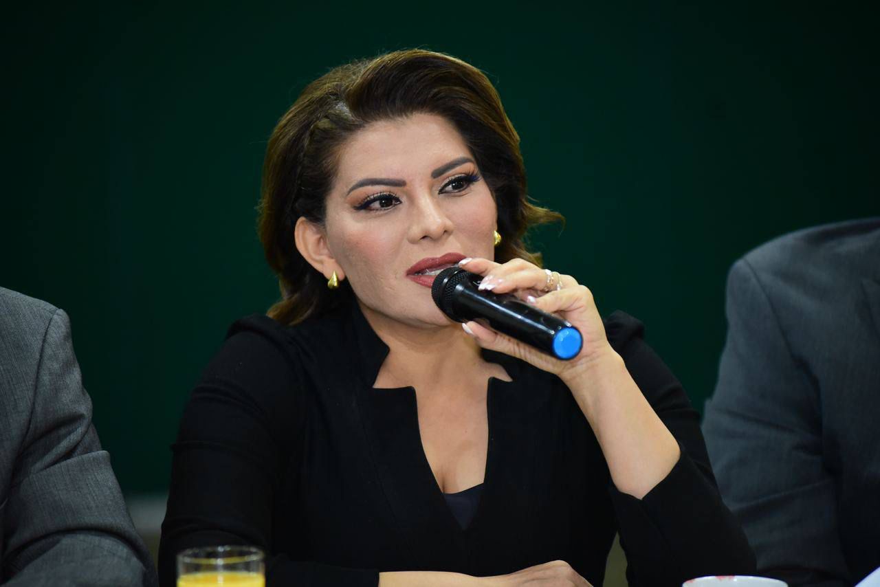 Cualquier ola rosa se desvanece en el océano guinda: Lorenia Valles