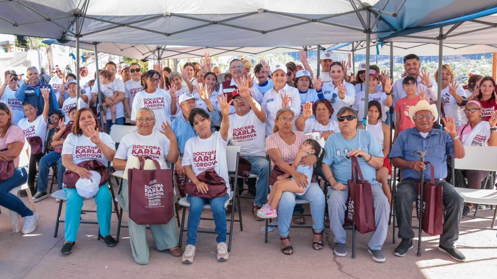 Vecinos de los sectores San Vicente, Gil Samaniego y Petrolera reciben a la doctora Karla Córdova González, candidata a la presidencia municipal