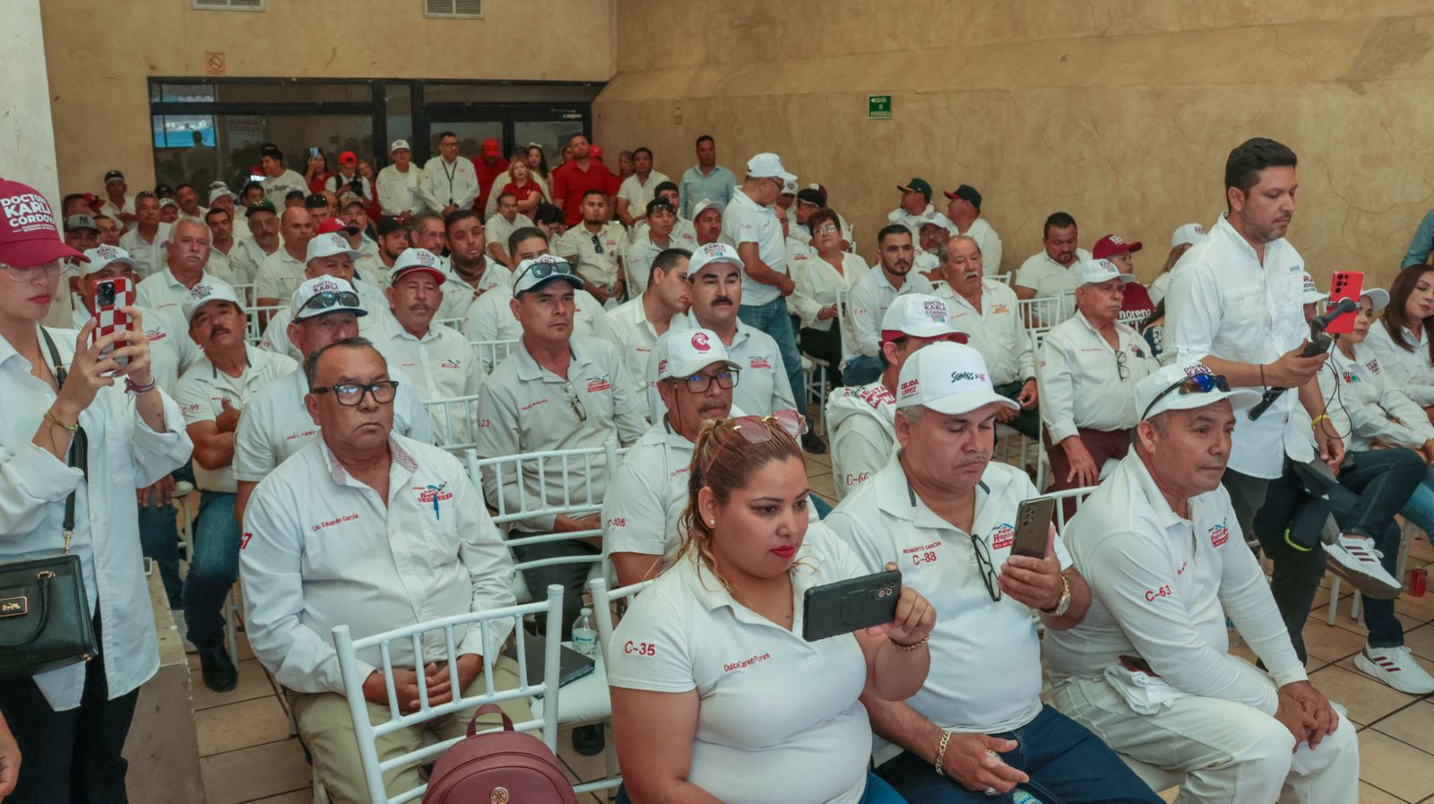 Escuchan taxistas propuestas de la doctora Karla Córdova González, candidata a la presidencia municipal