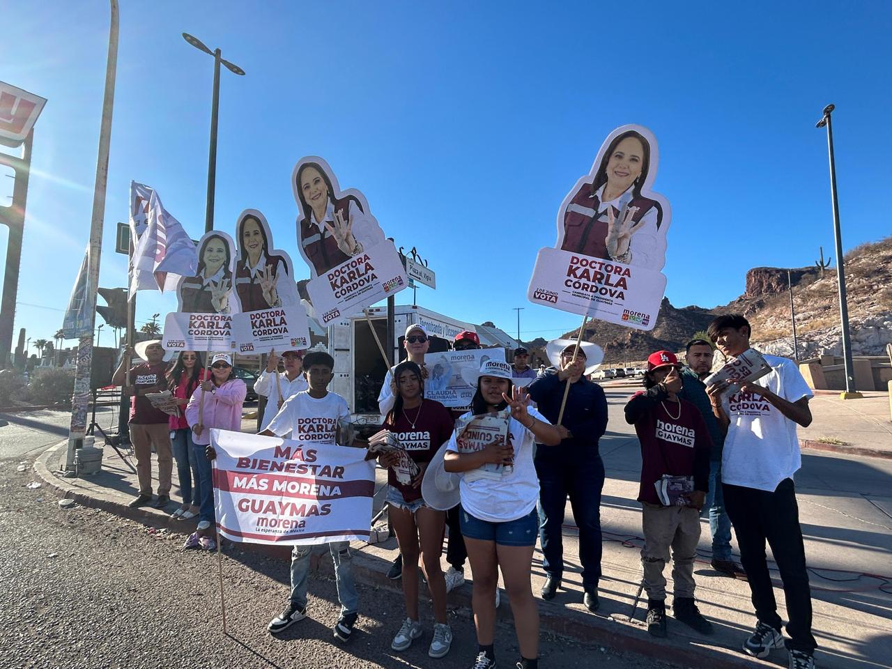 Jóvenes promueven el voto para la doctora Karla Córdova González, candidata a la presidencia municipal.