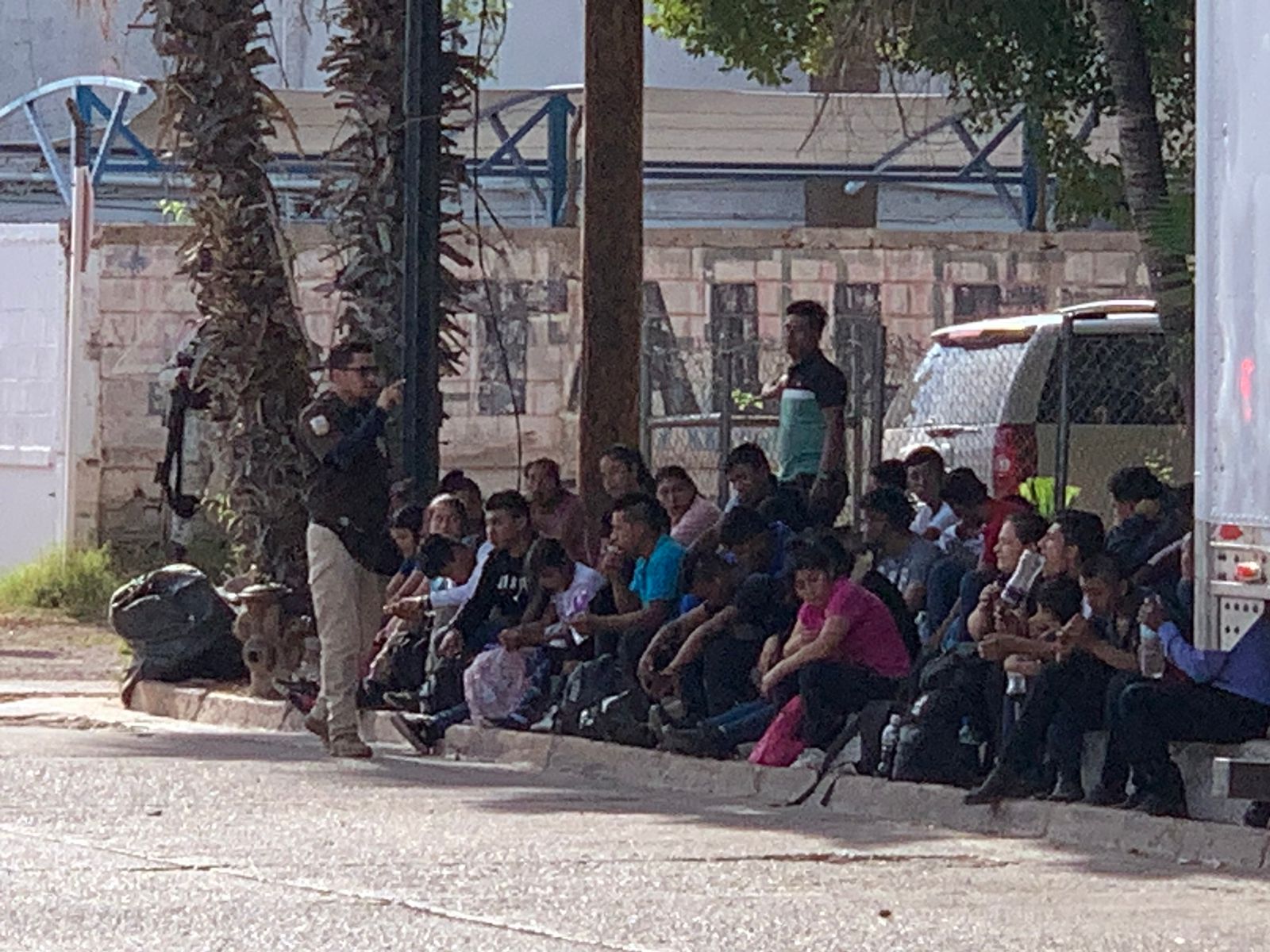 Rescatan a 50 centroamericanos al sur de Empalme