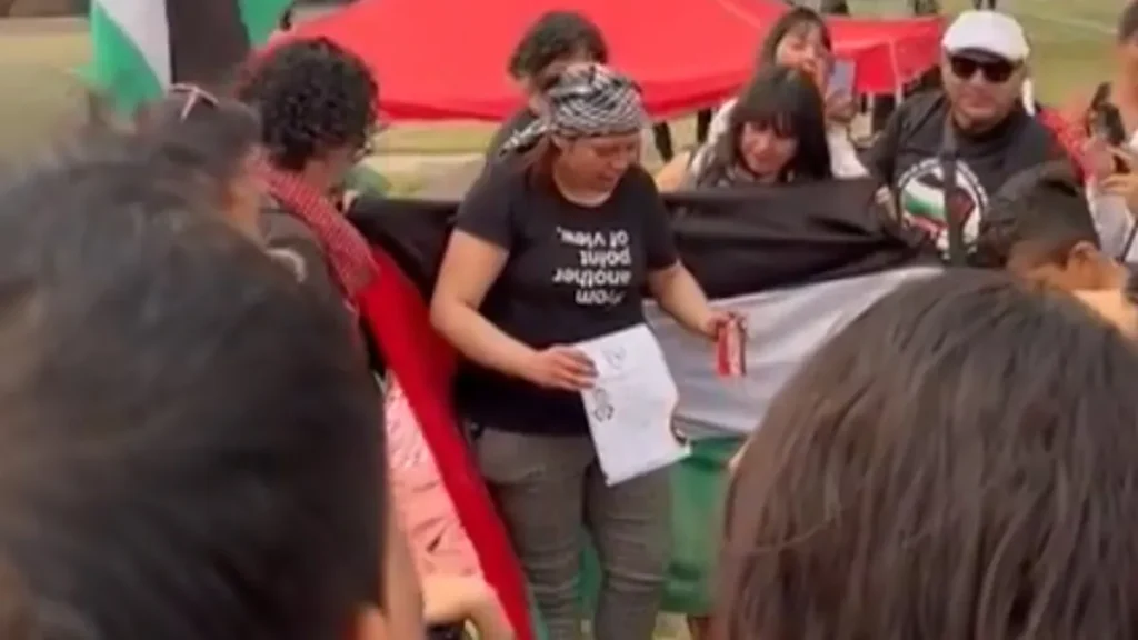 Una Universitaria quema su título durante protestas en la UNAM por la guerra en Gaza 1 universitaria quema su titulo durante protestas en la unam por la guerra en gaza 1