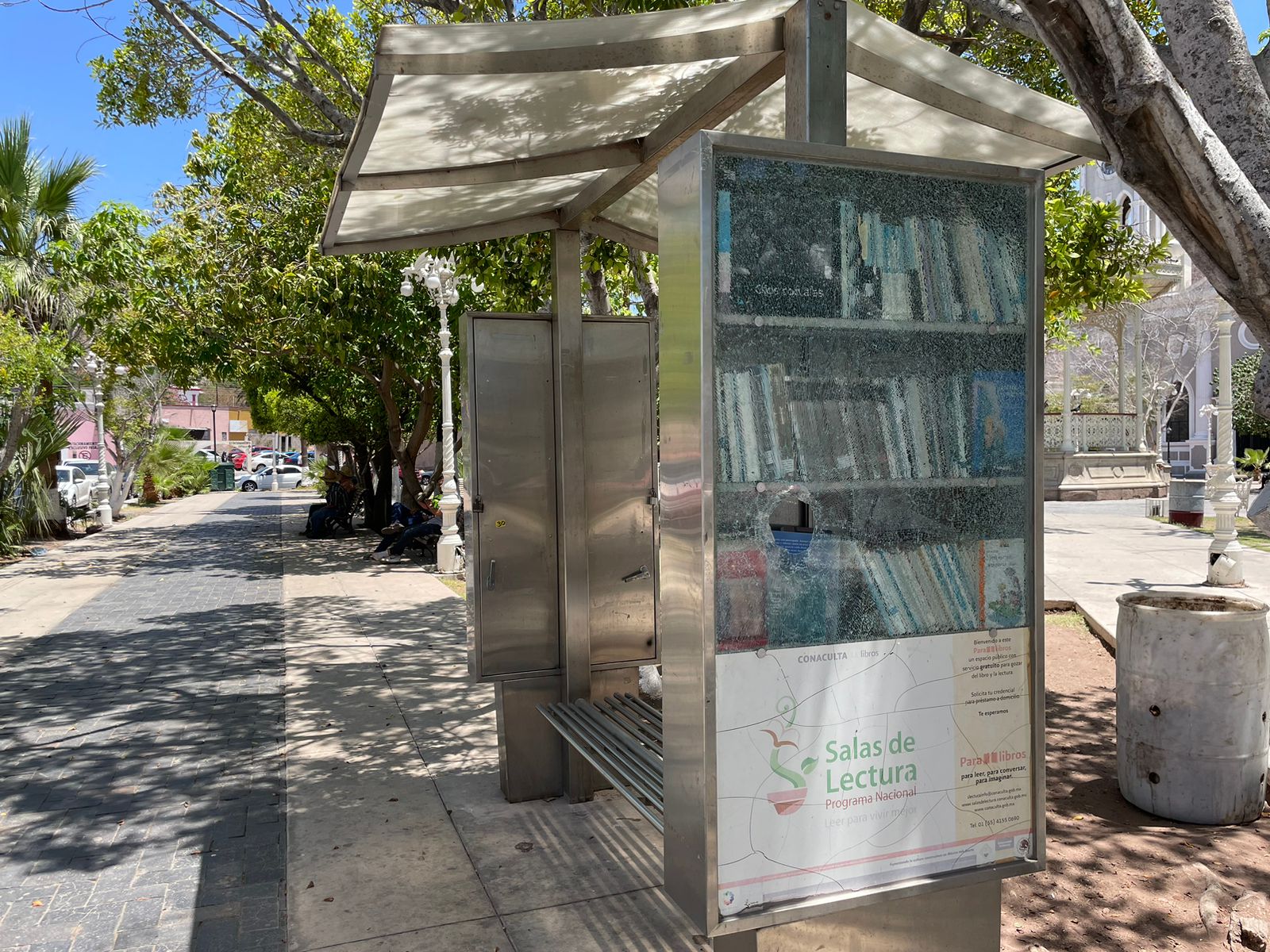 Dañan ‘paralibros’ en plaza 13 de Julio