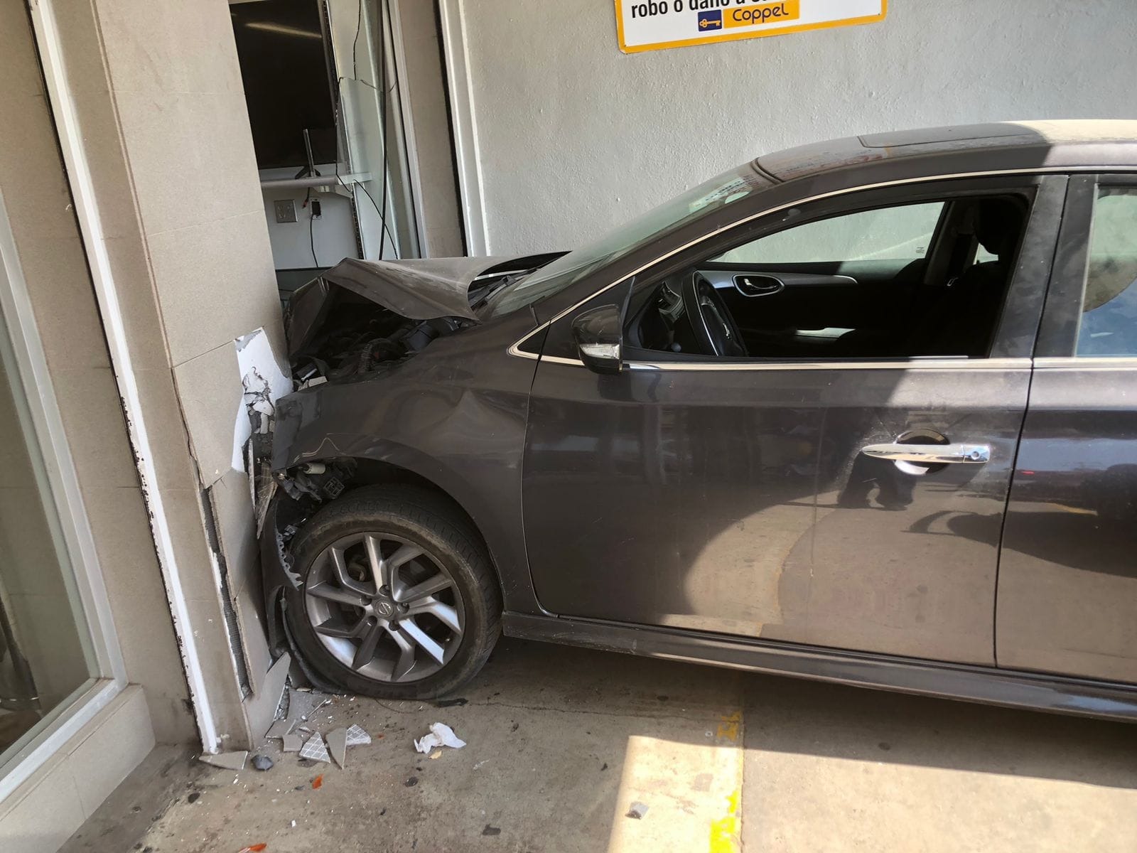 Se impacta vehículo contra tienda departamental