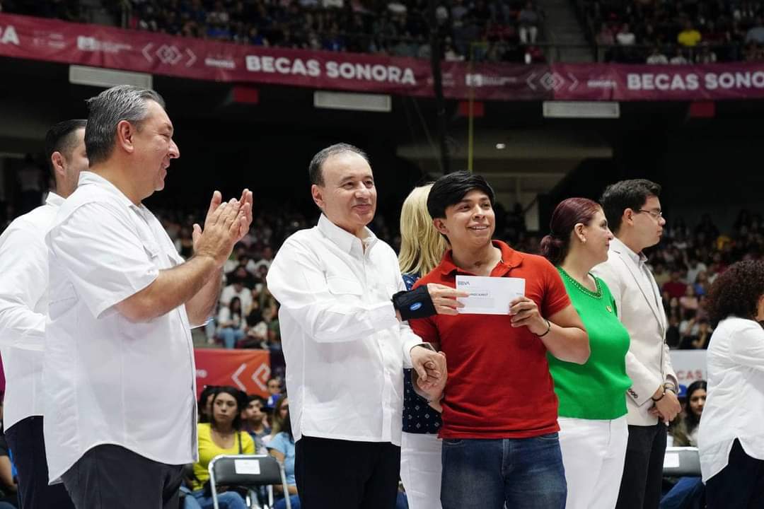 Entregan beca Sonora Oportunidades
