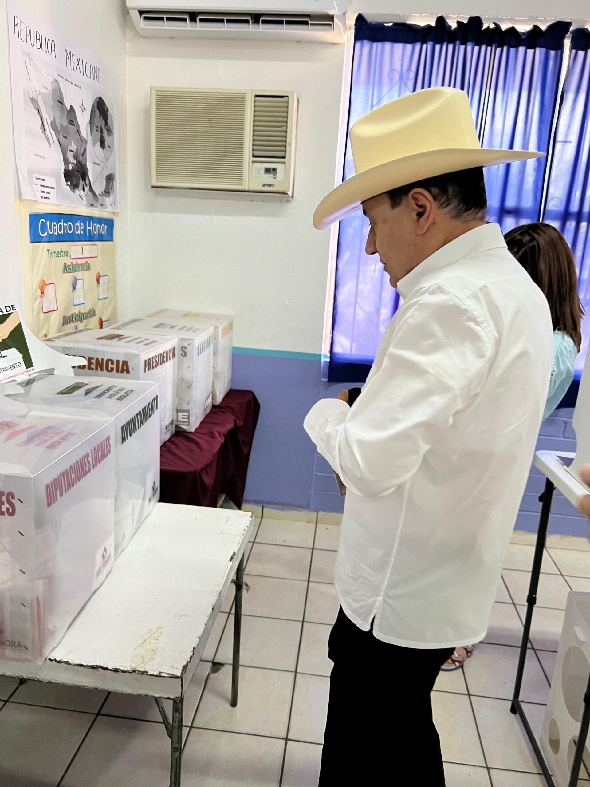 Gobernador Alfonso Durazo llega a casilla