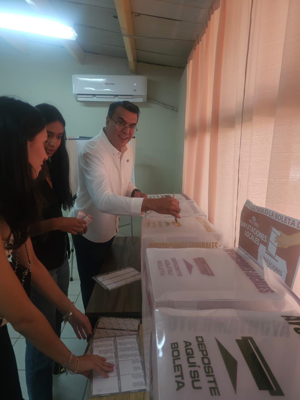 Candidato Ramón Flores emite su voto