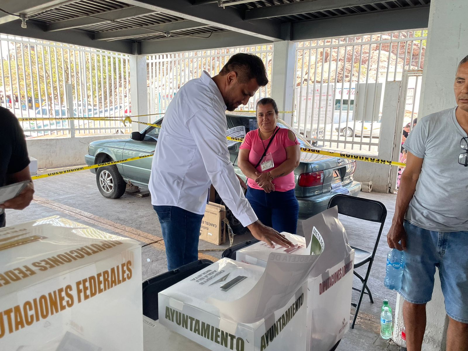 Candidato a la diputación local, Sebastián Orduño Fragoza emitió su voto