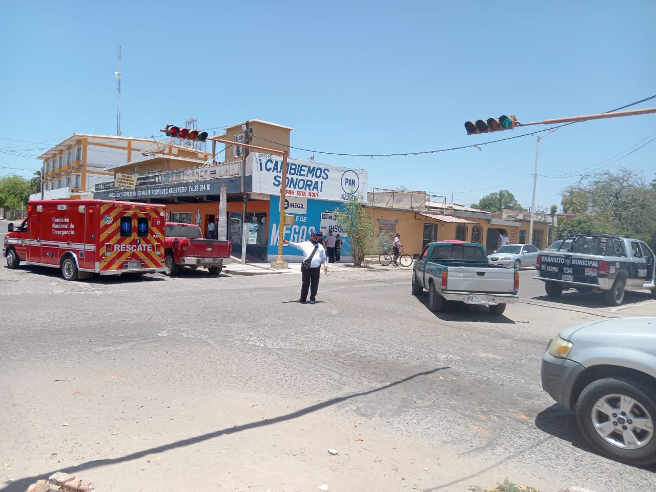 Chocan vehículos en la colonia Moderna