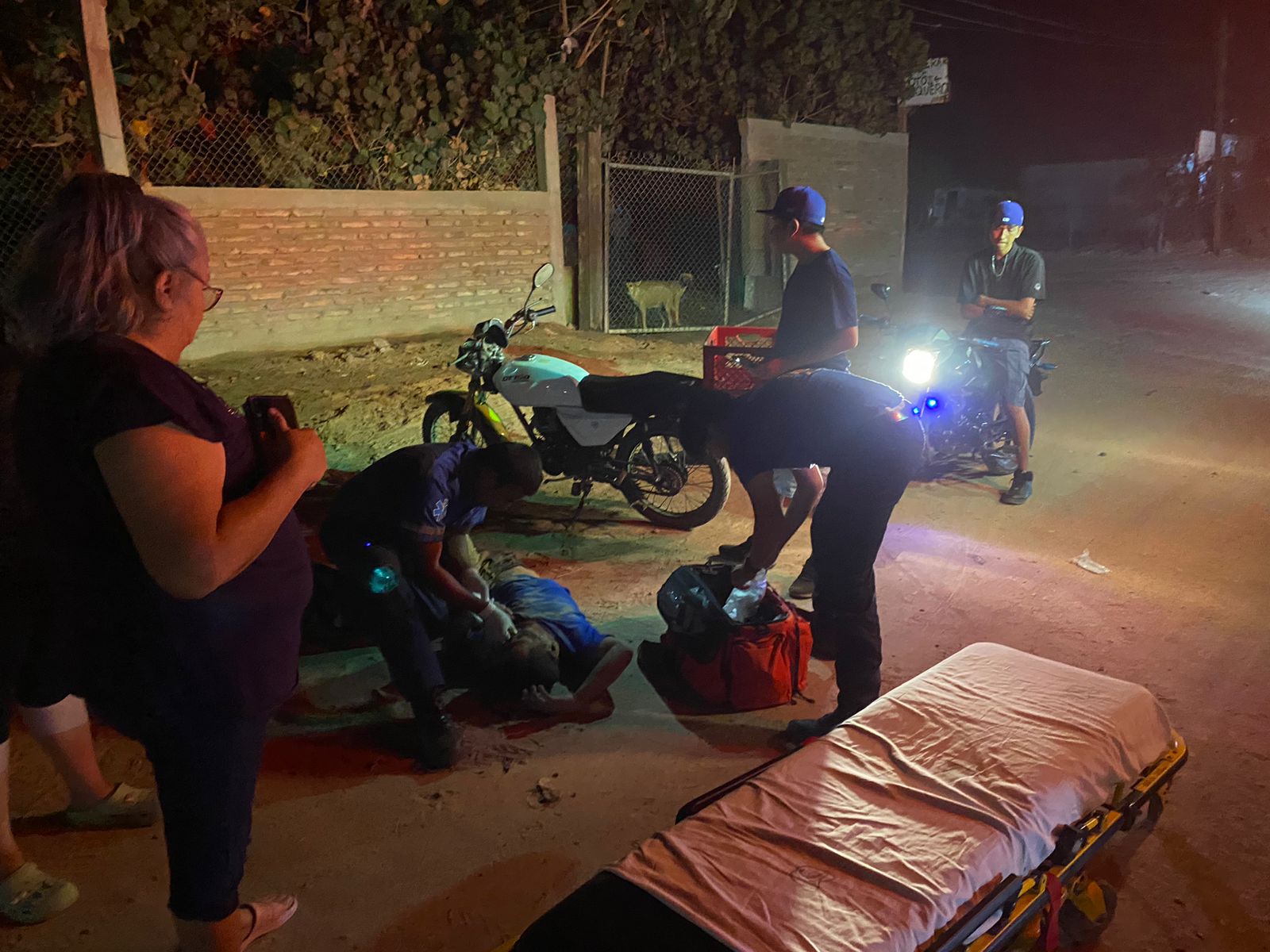 Cae motociclista y se lesiona