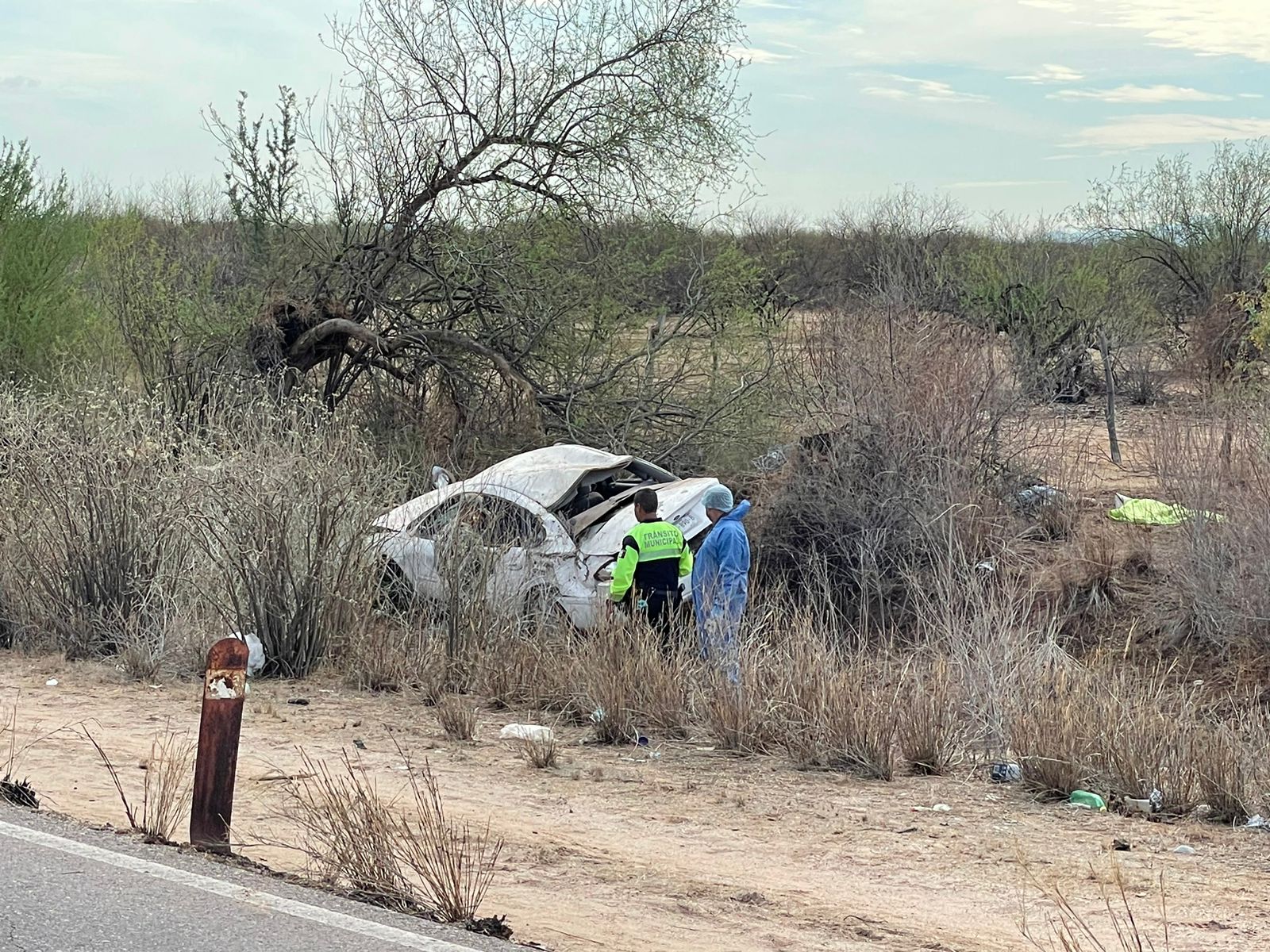 Muere mujer en volcamiento de auto