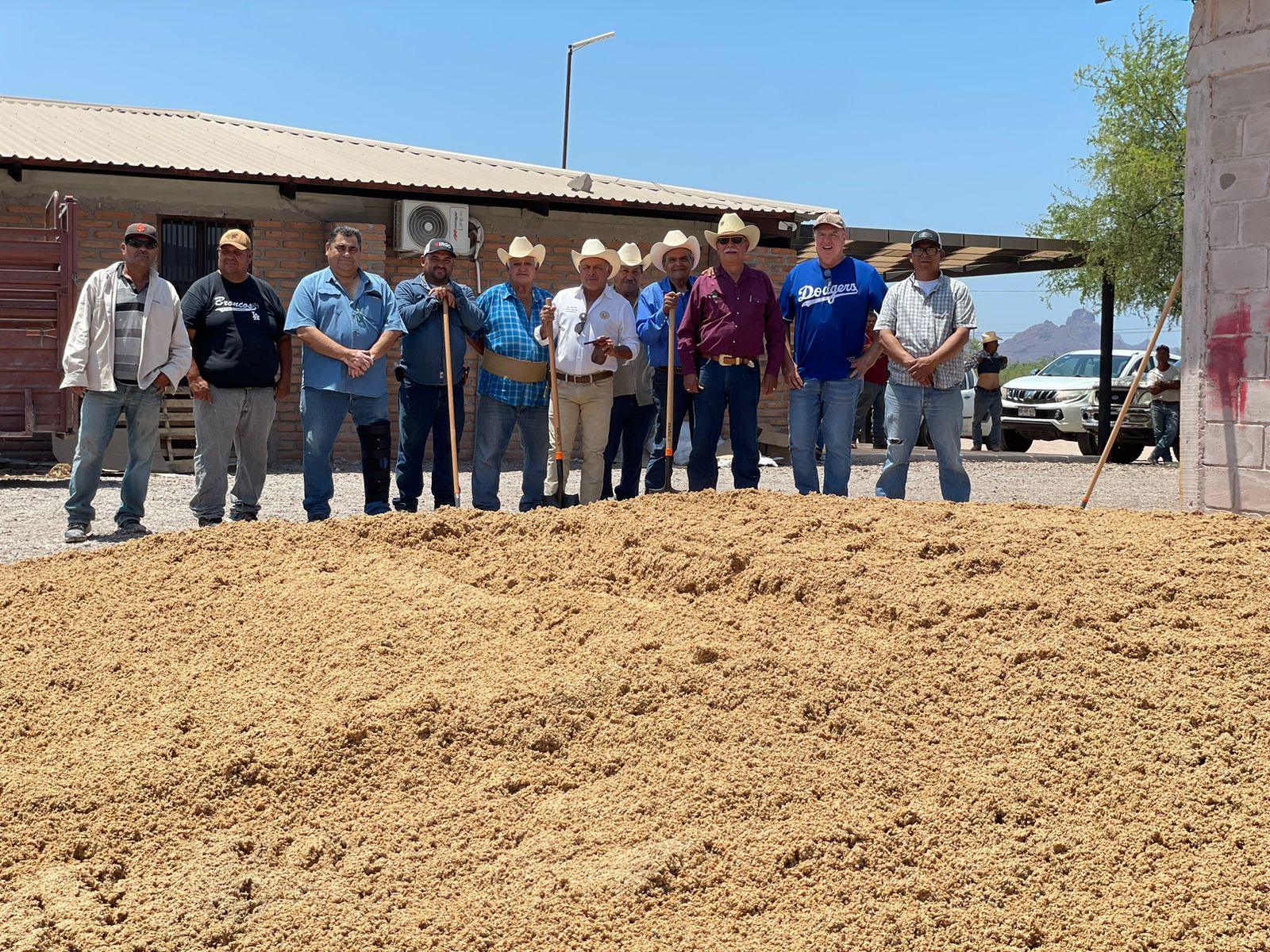 Entregan a ganaderos alimento para vientres