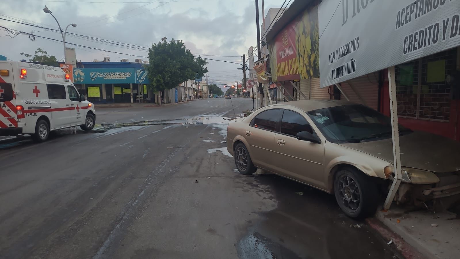 Derriba auto poste y estructuras de puestos en Empalme