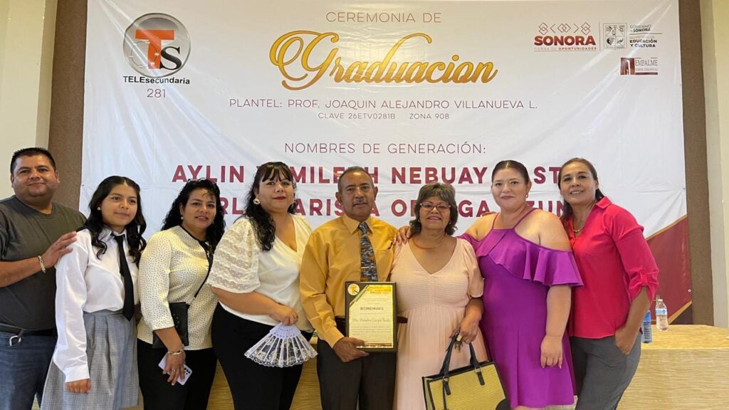 11 julio recibe maestro reconocimeinto de companeros alumnos y padres de familia