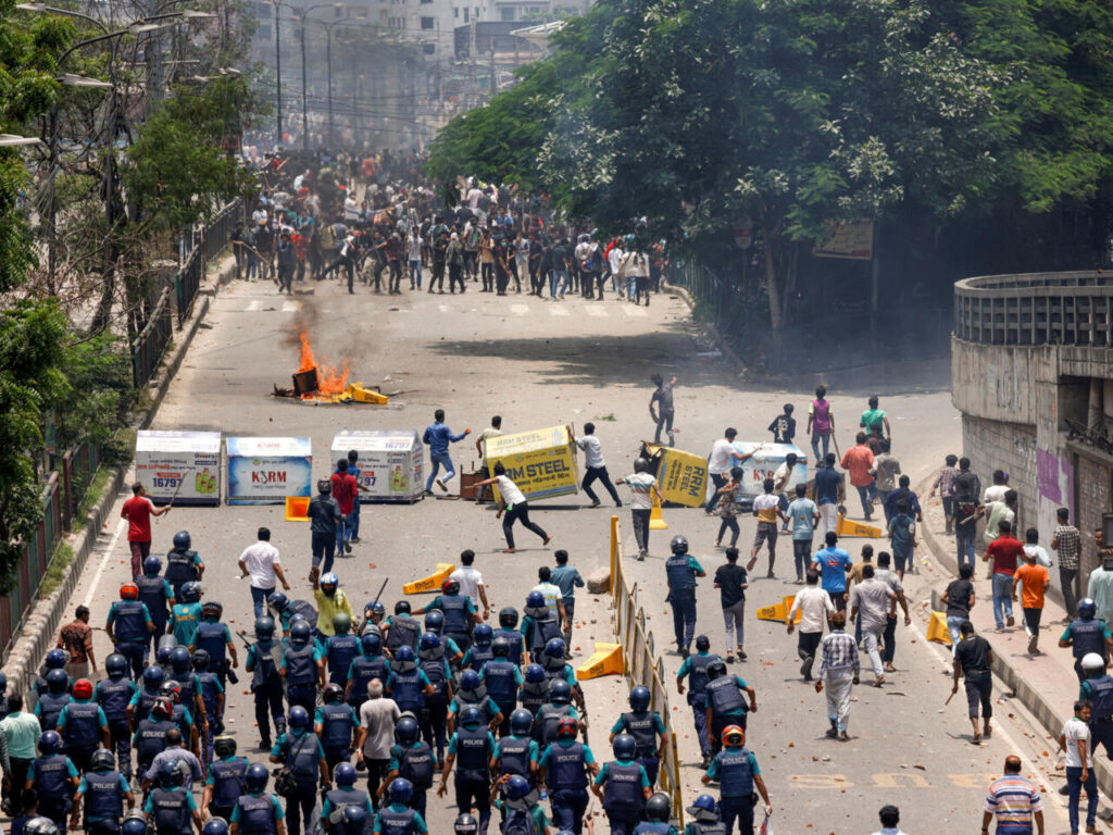 Aumenta a 105 número de muertos en Bangladés por protestas 1 21 12