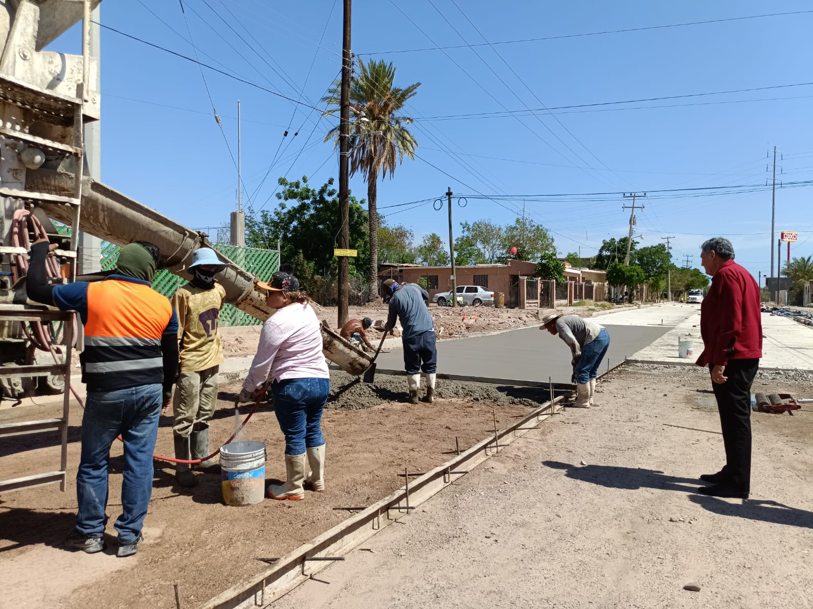 Cumple Luis Fuentes a vecinos de la colonia Juárez