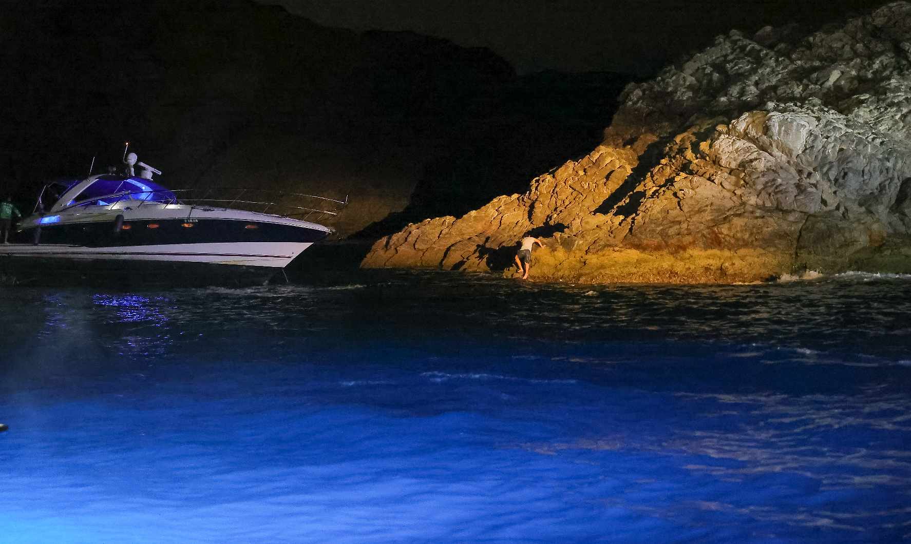 Cae mujer de yate; resulta lesionada