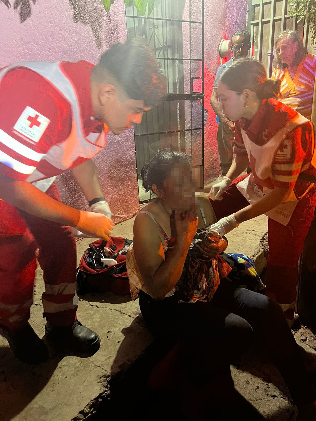 Apuñala hombre a su esposa