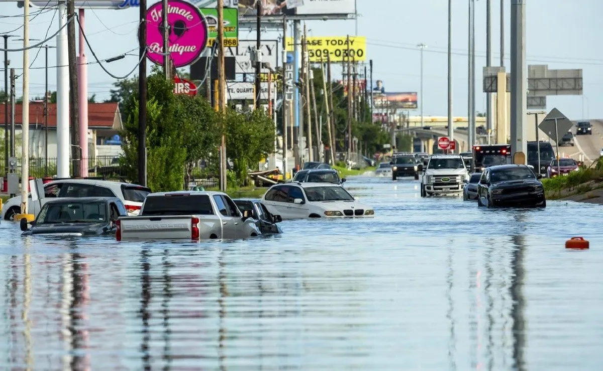 Más de 1.6 millones de hogares en Texas siguen sin luz a tres días del paso de “Beryl”