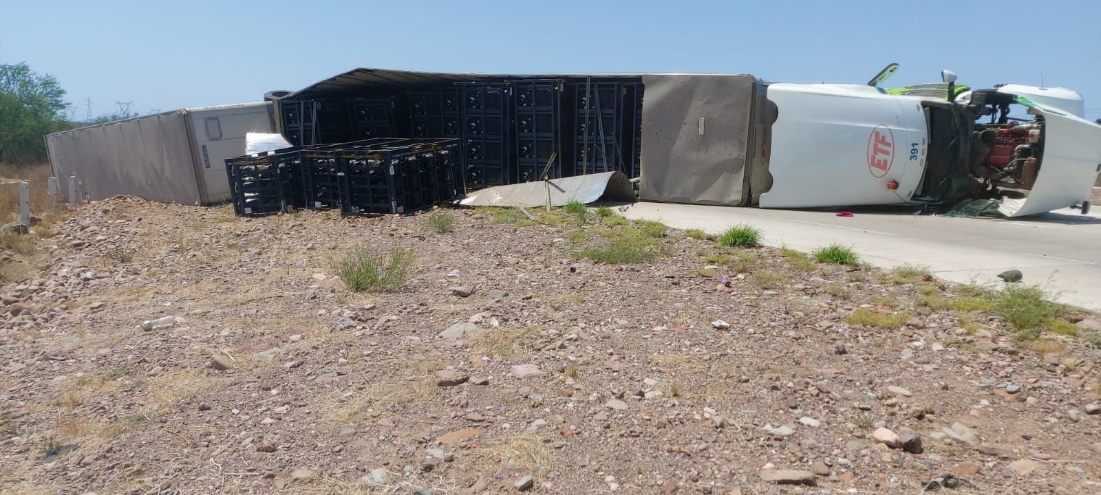 Vuelca tráiler; operador resulta lesionado