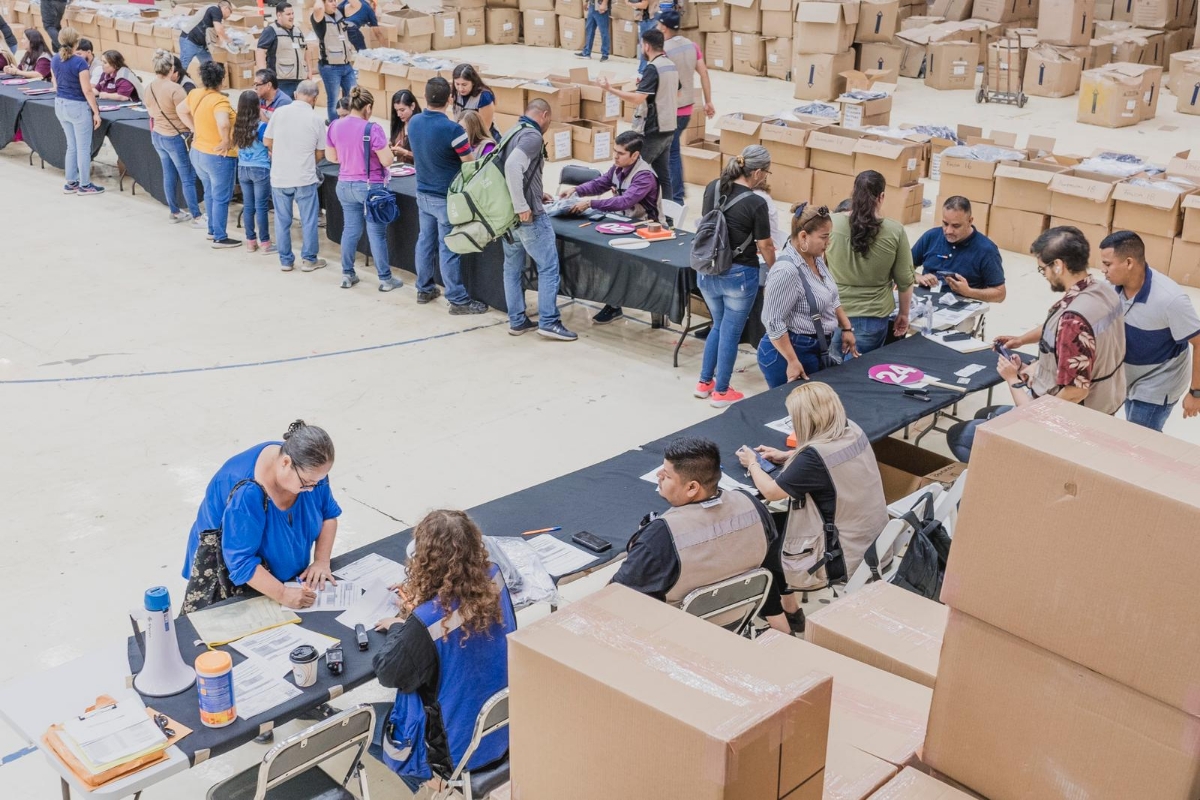 Supervisa SEC entrega de uniformes y zapatos escolares gratuitos