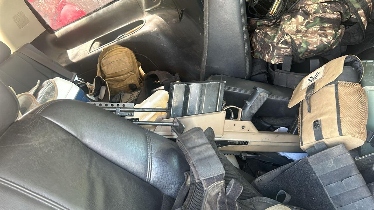 Aseguran autoridades armas, vehículos, explosivos artesanales y otros indicios en Pitiquito