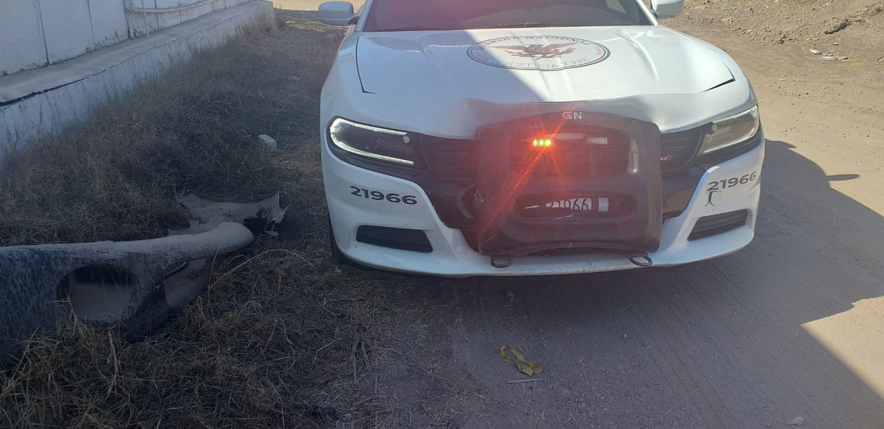 Patrulla de la GN choca a taxi