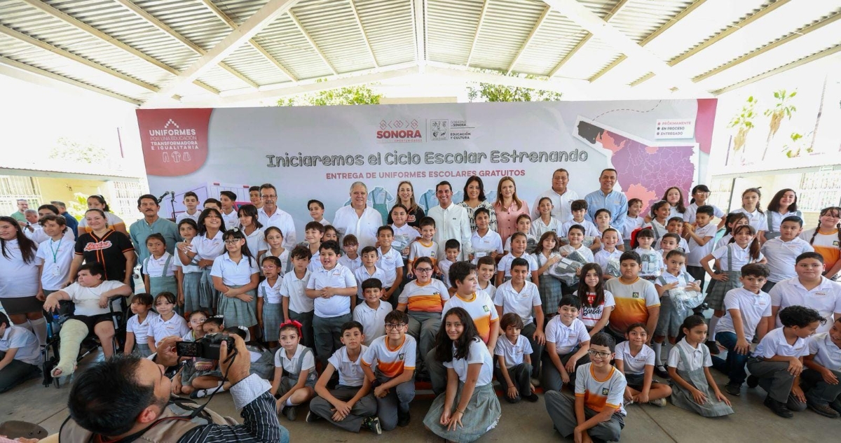 Entrega SEC Sonora los primeros paquetes de uniformes escolares gratuitos en Hermosillo