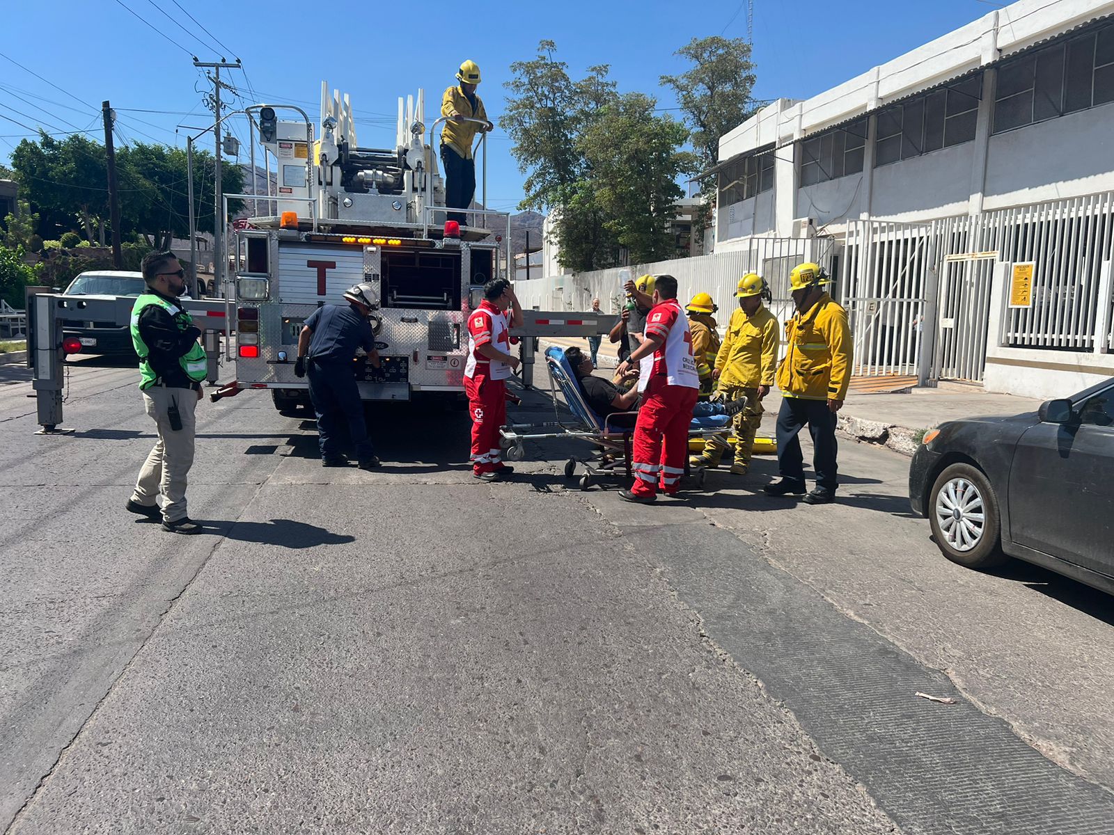Rescatan a obrero electrocutado