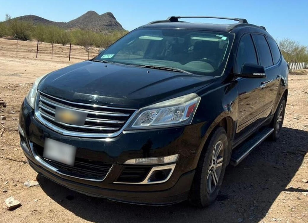 Abandonan camioneta con arma y droga