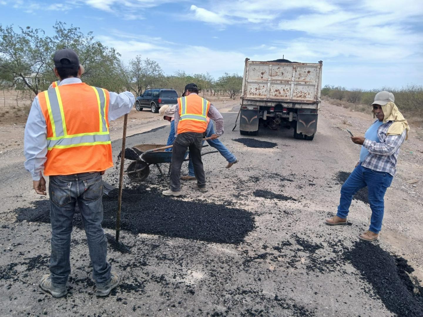 Ponen en marcha trabajos de bacheo en carretera al valle; fructifican gestiones de alcalde