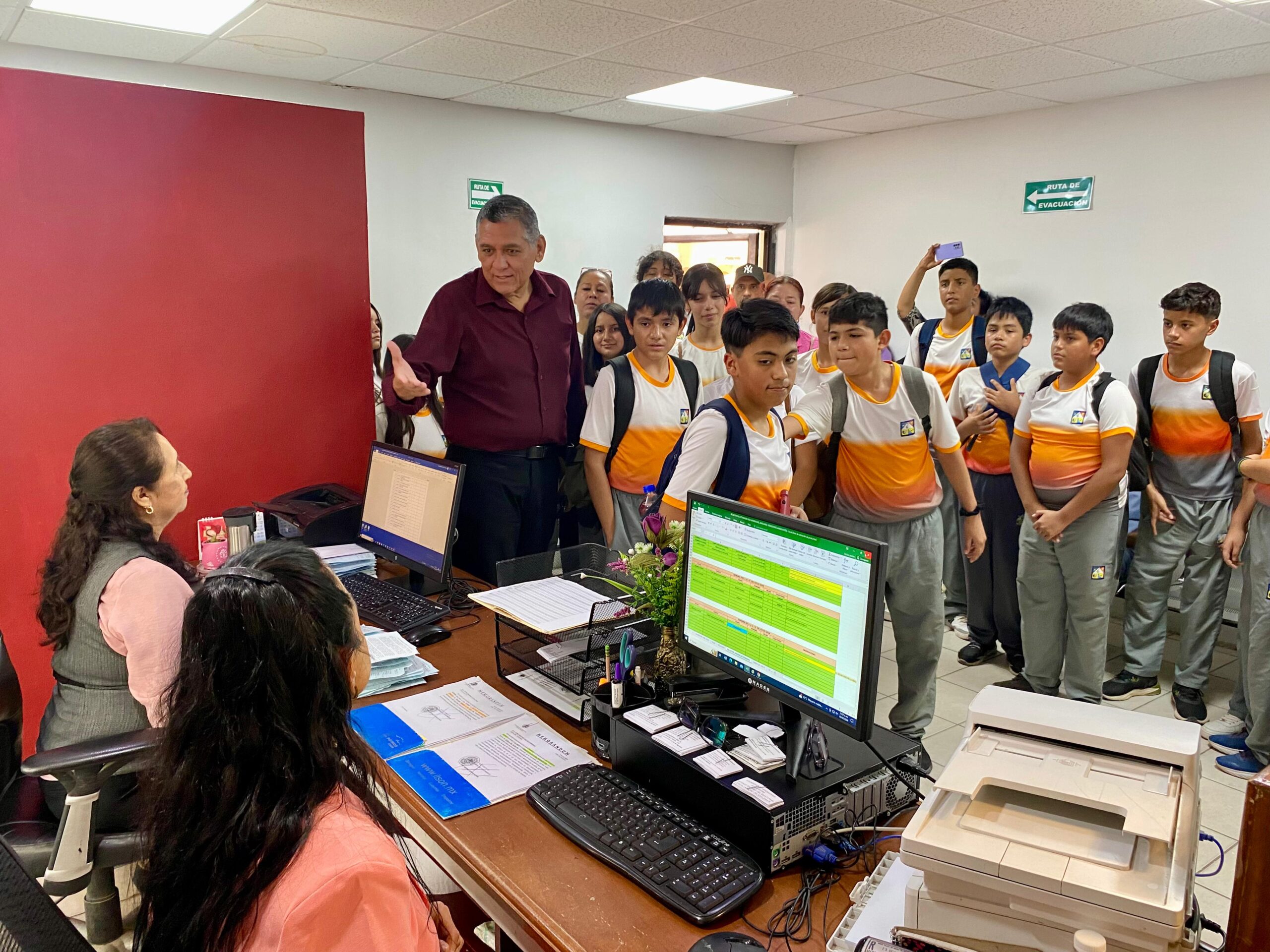 Alcalde Luis Fuentes Aguilar recibe a estudiantes y docentes de la Escuela Telesecundaria 281