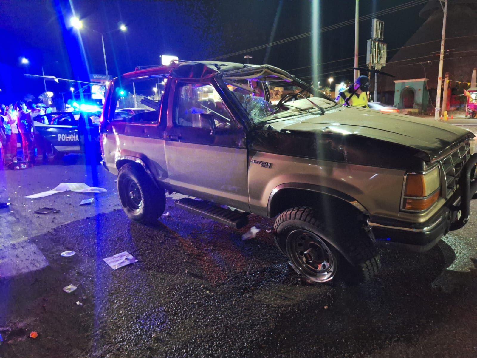 Vuelca ‘Bronco’ al impactarse con patrulla