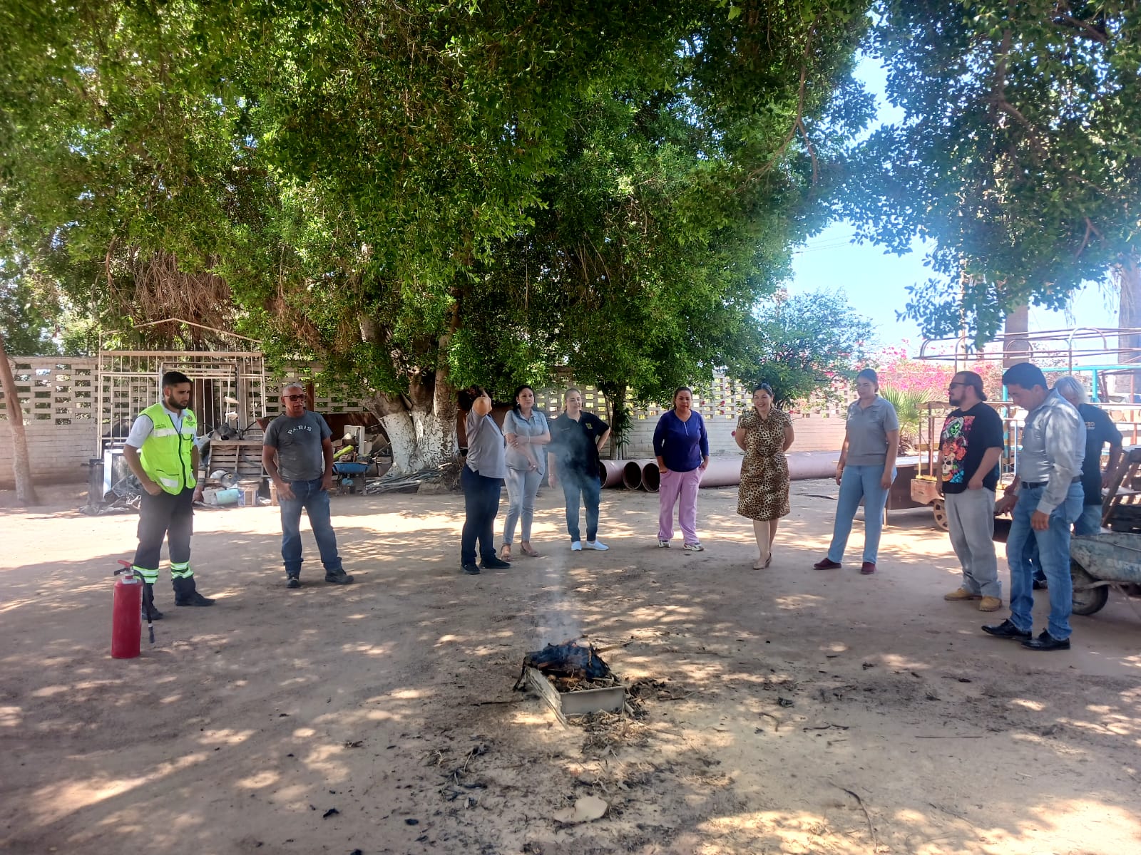 Capacita CMPC sobre uso de extintores a trabajadores de Casa de la Cultura y Biblioteca Municipal