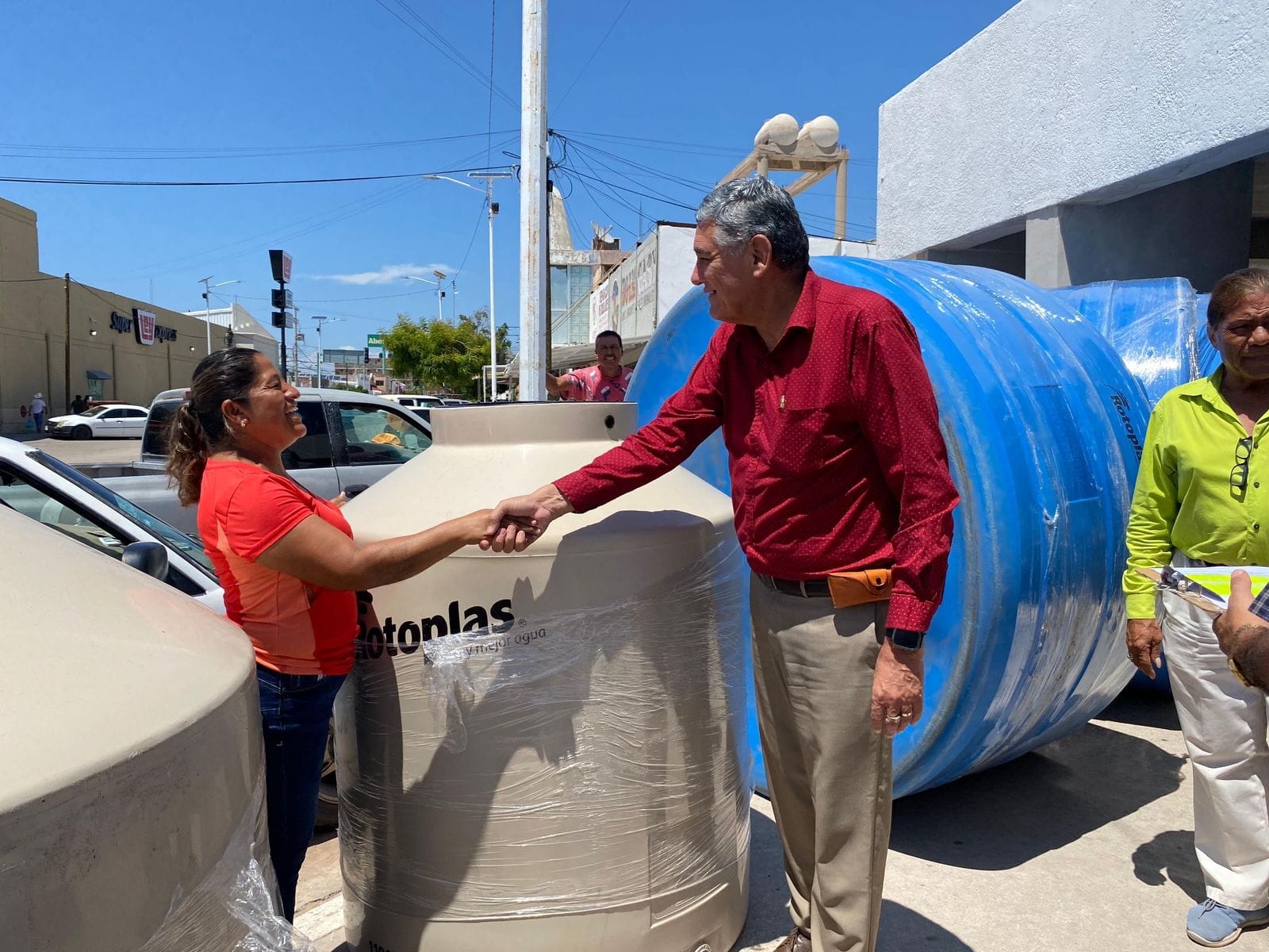 Entrega alcalde Luis Fuentes material subsidiado de Congregación ‘Mariana Trinitaria’ a familias empalmenses