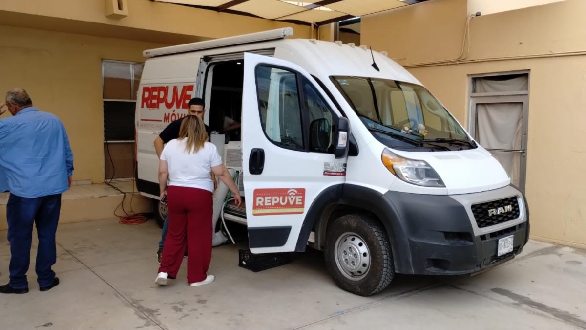 Acerca SSP servicio a población de Altar para regularizar vehículos a través de módulo móvil