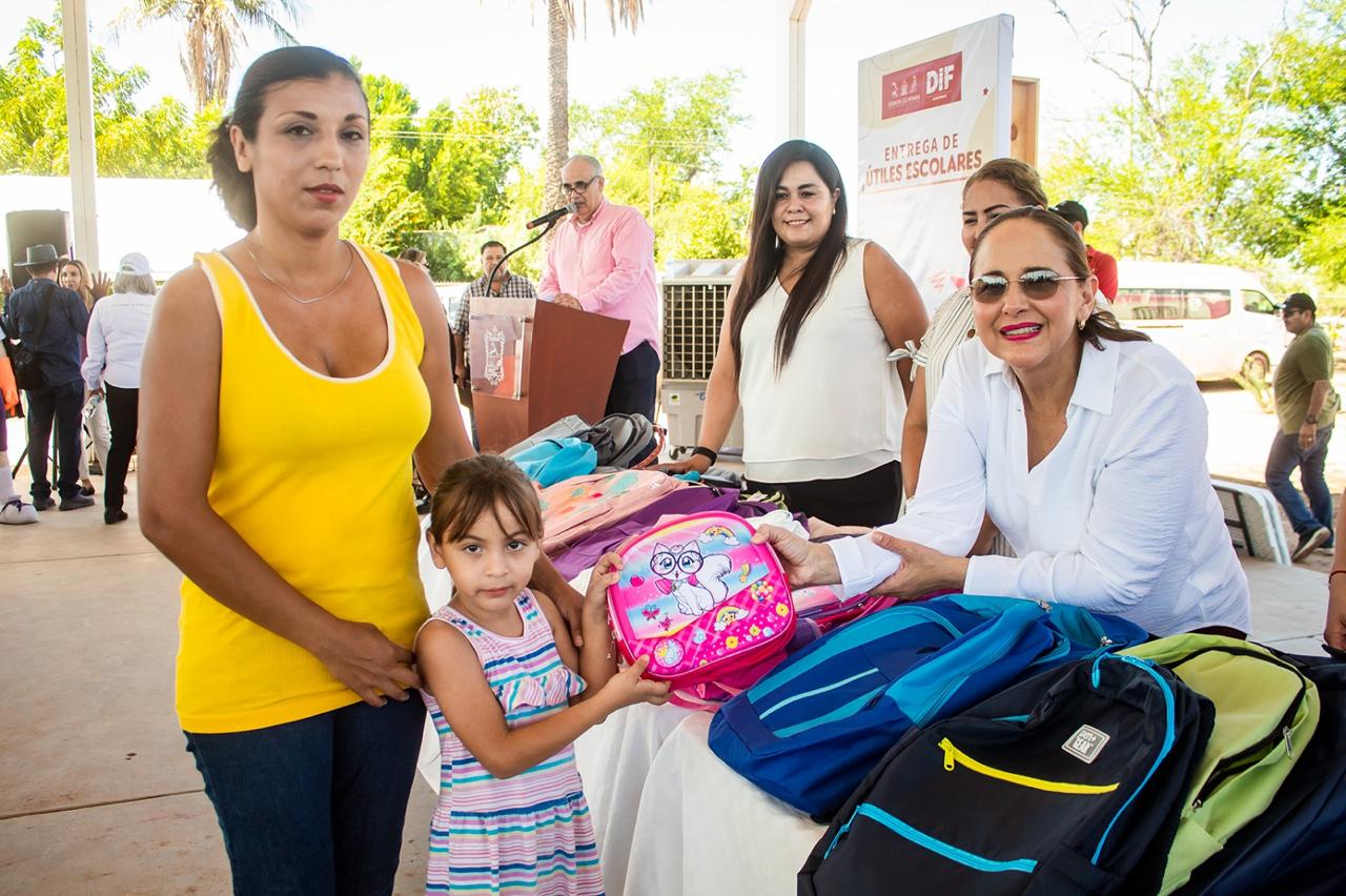 Apoya DIF y Ayuntamiento a alumnos con mochilas y útiles escolares