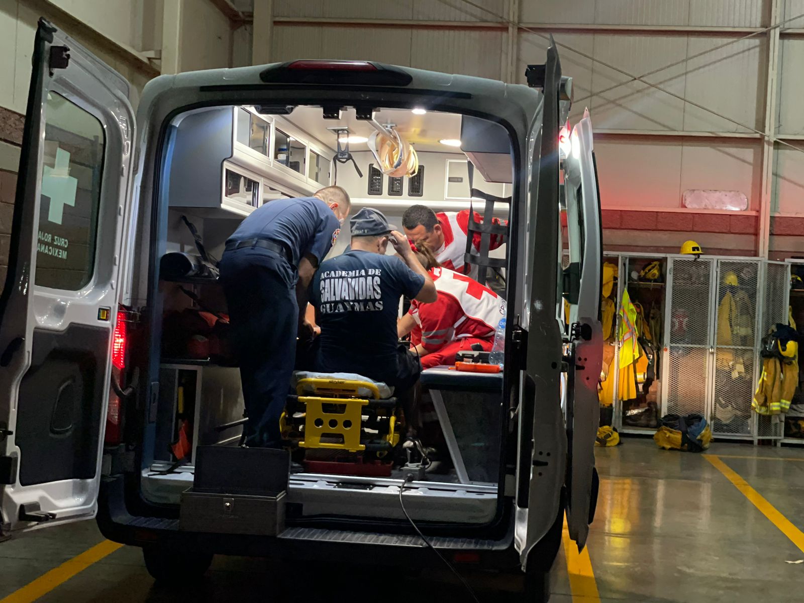 Rescatan a niño de alberca en San Carlos
