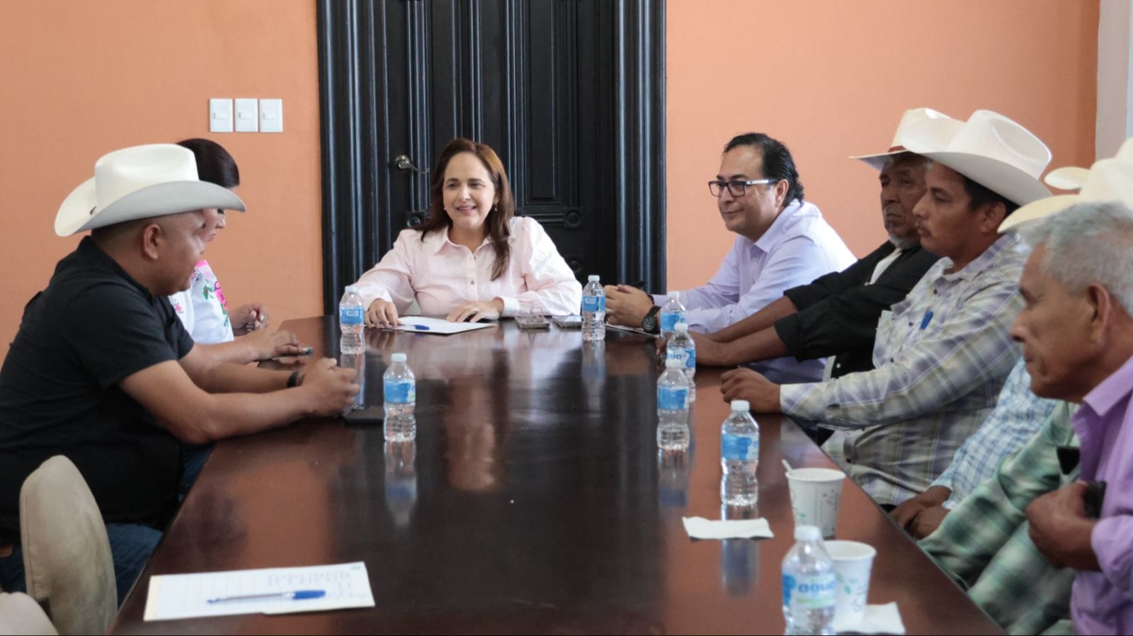 Atiende alcaldesa Karla Córdova a autoridades de Belem