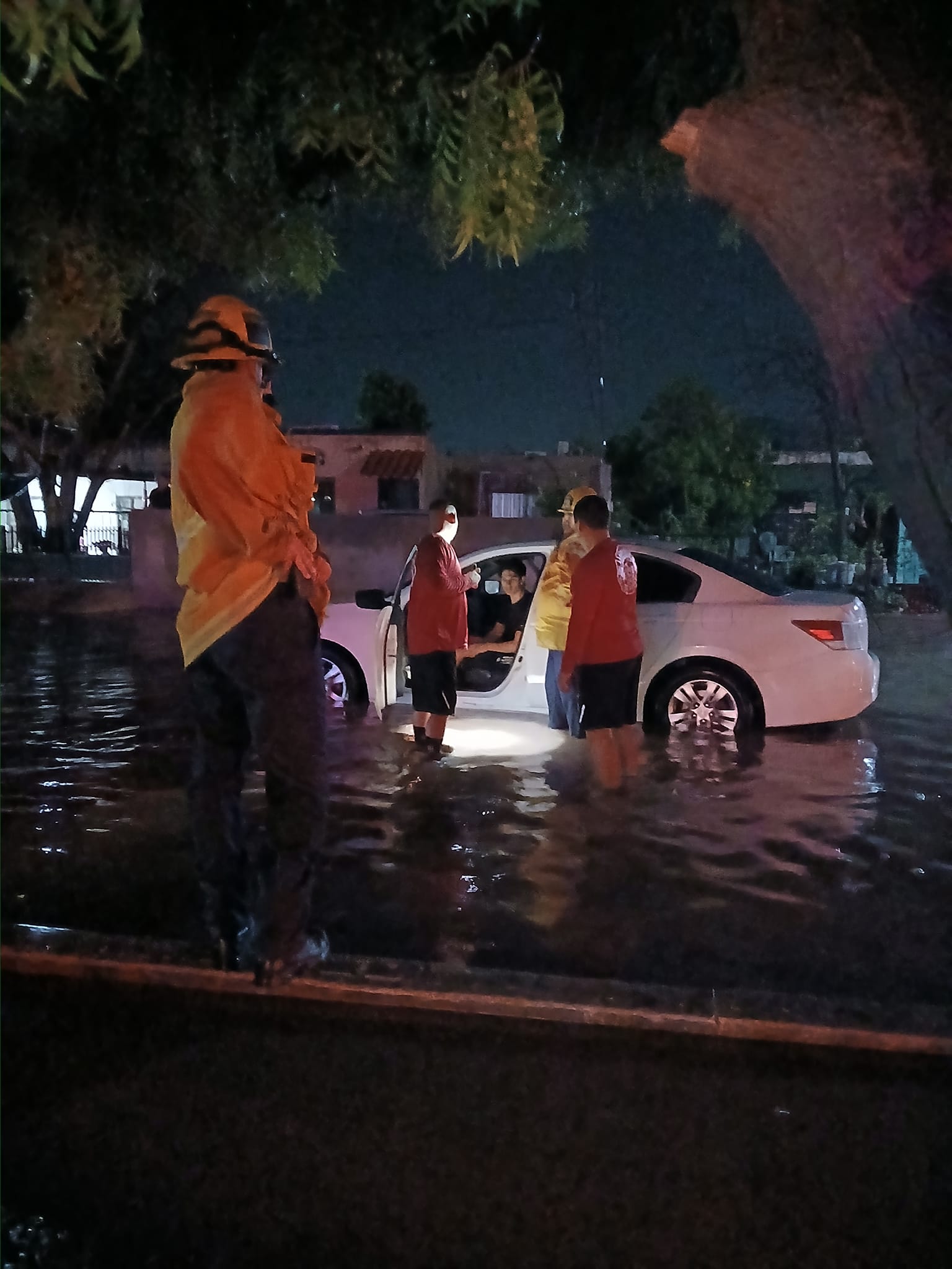 Rescatan Bomberos a personas