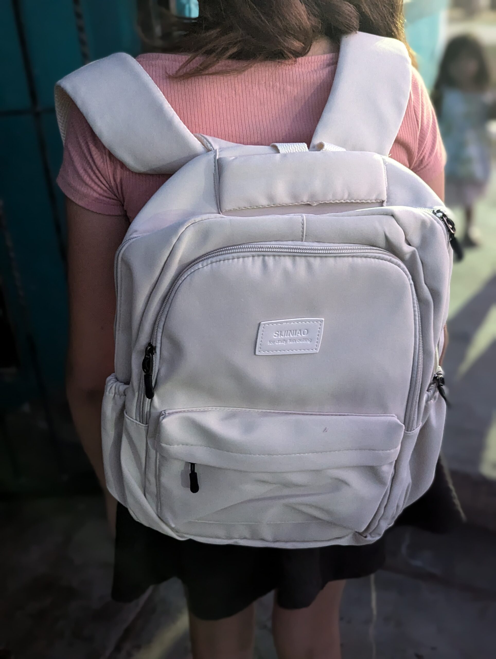 Entrega Fundación Omaka mochilas a estudiantes