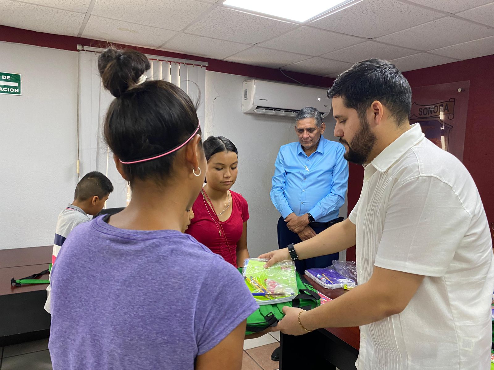 Entrega Luis Fuentes útiles escolares a estudiantes