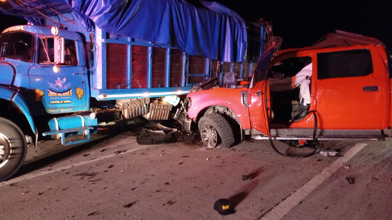 Muere copiloto de pick up