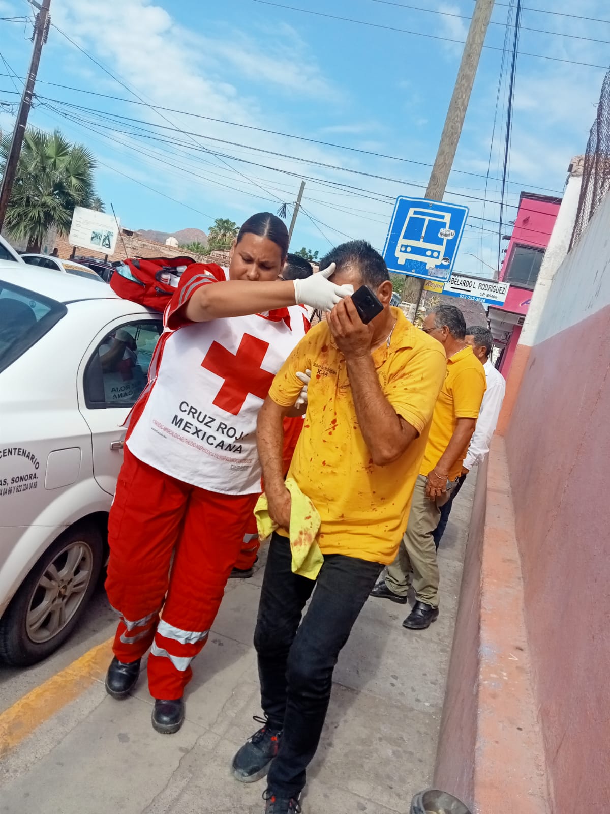 Ex policía golpea brutalmente a taxista