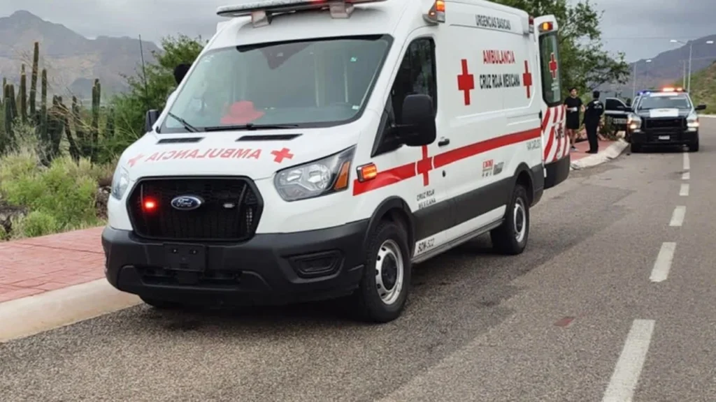 Rescatan a joven inconsciente de alberca 1 Ambulancia